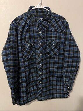 NWOT- Wrangler Blue and Black Plaid Snap-Front jacket quilted lining